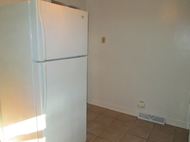 Building Photo - 6837 City View Dr