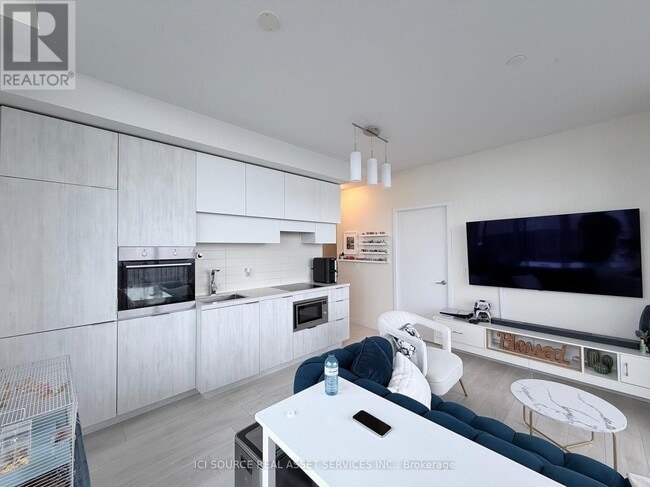 Photo du bâtiment - 8 Eglinton Ave E