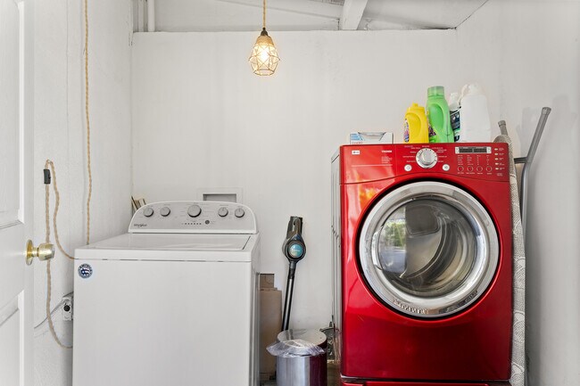 Foto del edificio - 8413 Kittyhawk Ave