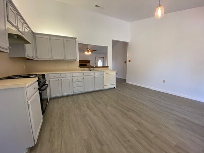 Building Photo - Spacious 2/2