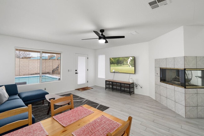 Building Photo - 13682 W Desert Flower Dr