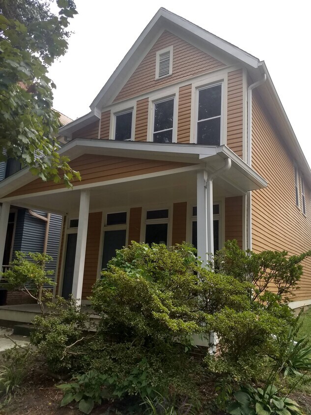 Primary Photo - 15 E Powell Ave