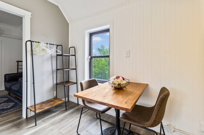 Building Photo - 320 Main St