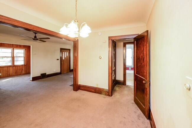 Building Photo - Quick-Move Special! Half Off Rent!