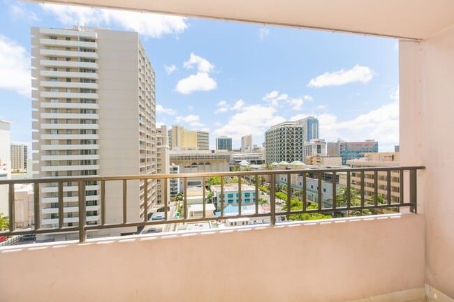 Building Photo - Royal Kuhio 1b1b1parking Fully Furnished i...