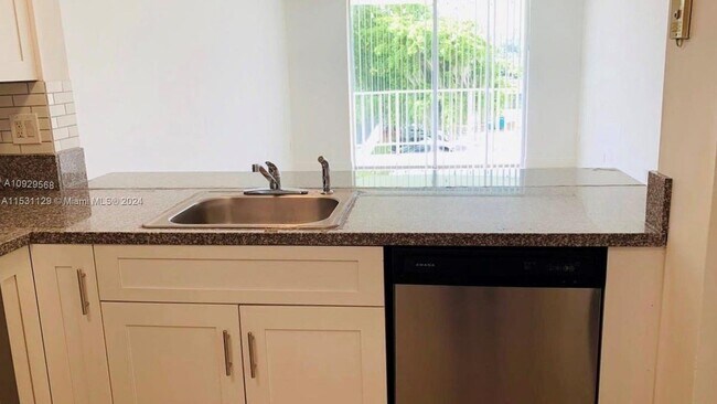 Foto del edificio - 492 NW 165th St