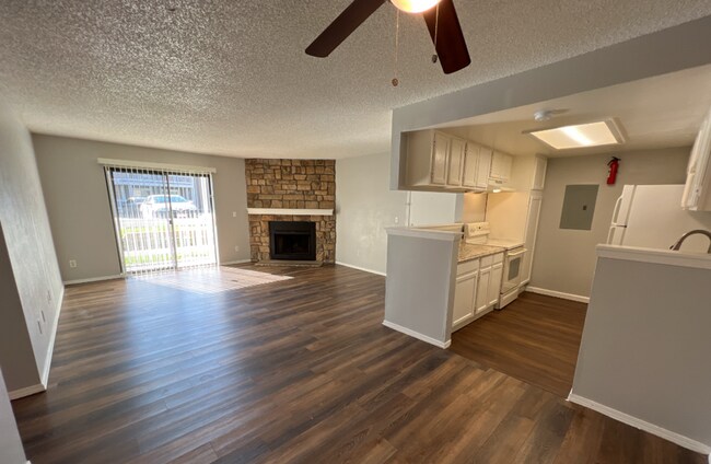 Foto del edificio - Spacious ground level 3 bedroom Condo in R...