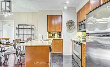 Building Photo - 736 Spadina Ave.