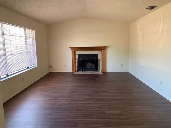 Building Photo - Adorable 4 Bedroom  2 Bathroom Home