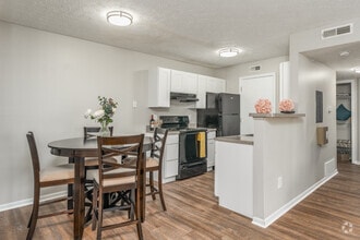 Interior Photo - Templeton Crossing