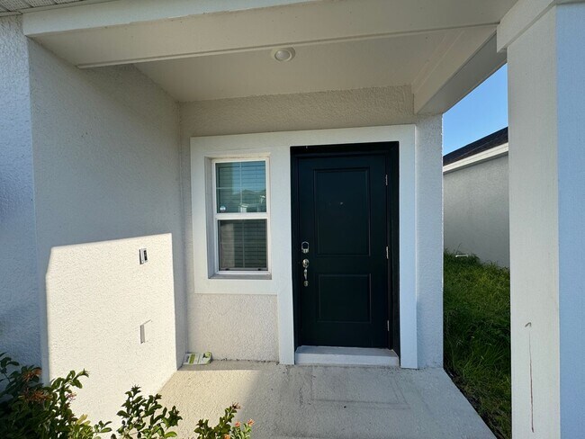 Building Photo - Bright & Open 4 Bed, 2 Bath Residence in Davenport!