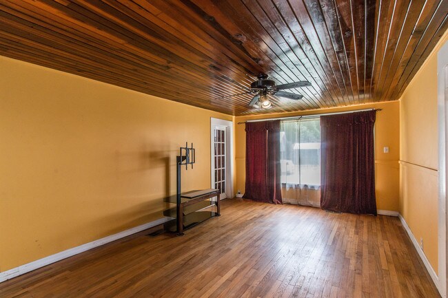 Building Photo - 2410- Drake St - 1