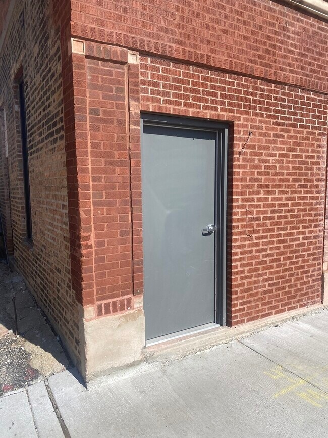 Building Photo - 2000 N Leavitt St