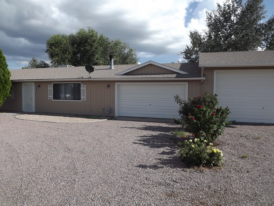 Foto principal - 667 W Butterfield Rd