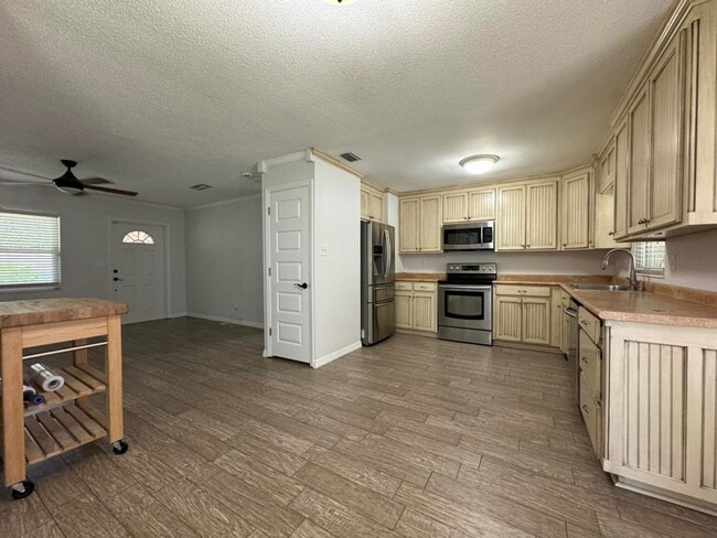 Building Photo - Adorable 3/2 with Bonus Room in Ormond Beach