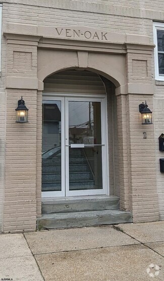 Building Photo - 2 S Oakland Ave