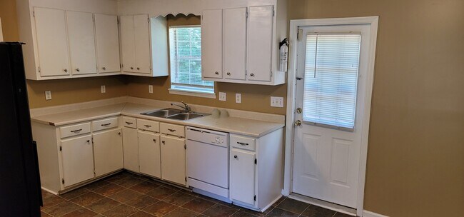 Building Photo - 11 Silver Spur Ct