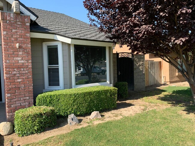 Building Photo - Beautiful 3 Bed West Bakersfield Home W/Po...