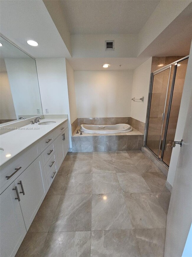 Foto del edificio - 15051 Royal Oaks Ln