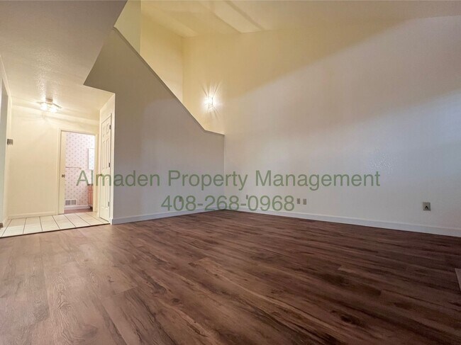 Foto del edificio - Almaden Townhome in Great Location! Pets N...
