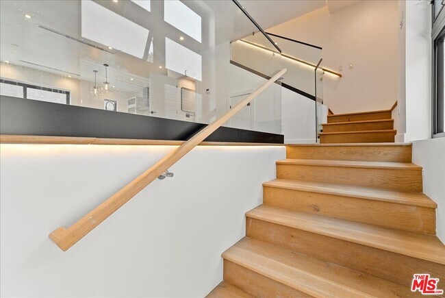 Building Photo - 1410 1/2 N Poinsettia Pl