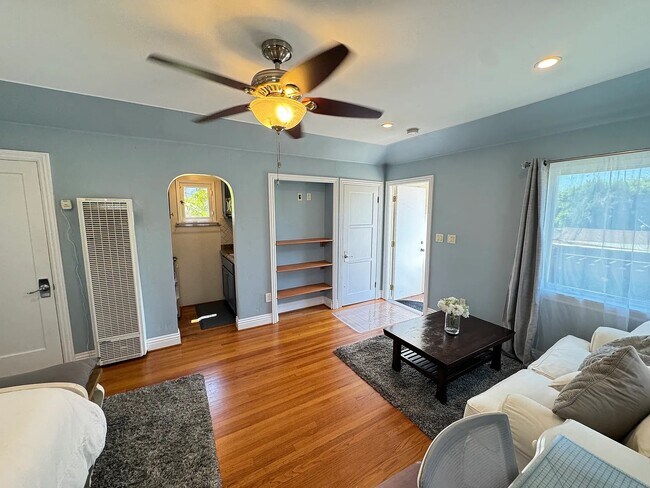 Foto del edificio - 10470 Kinnard Ave