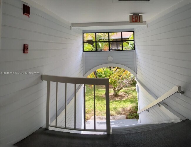 Foto del edificio - 917 NE 199th St