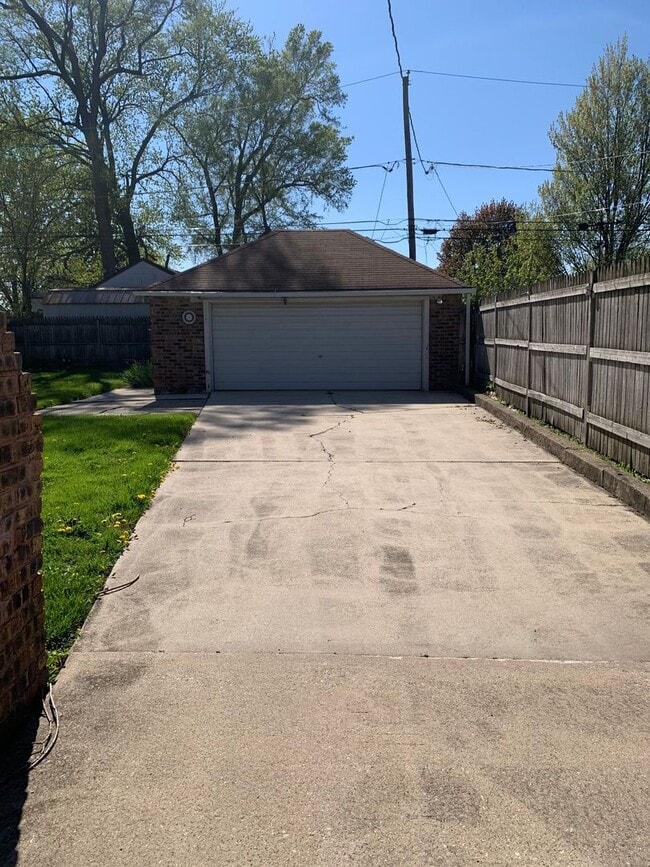 Building Photo - Beautiful 2 Bedroom 1Bath HOUSE, NOW $1600.00