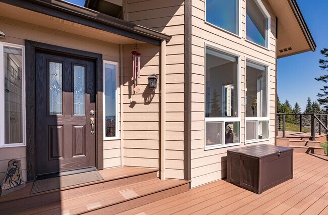 Building Photo - Stunning View Home In Oak Harbor! Availabl...