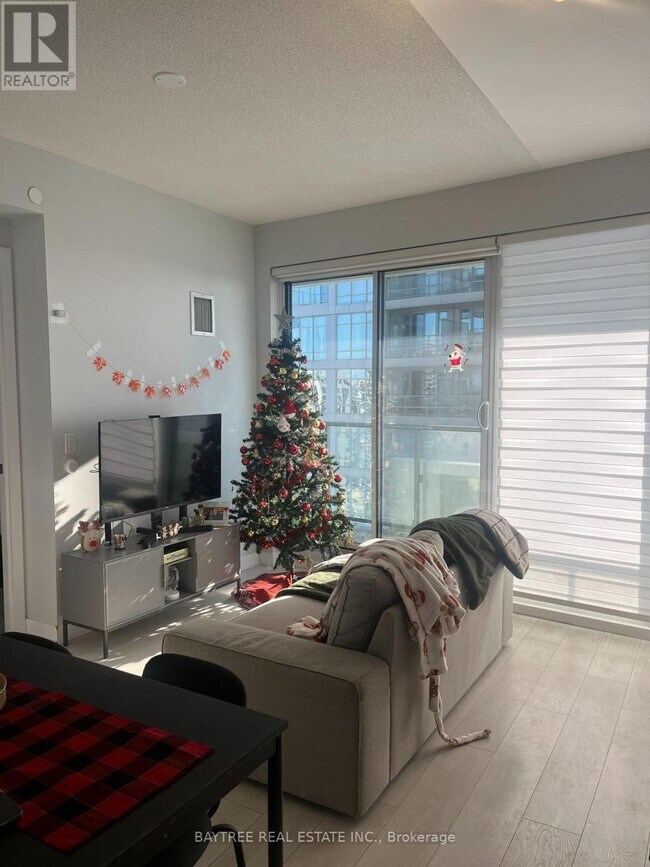 Building Photo - 2221 Yonge St