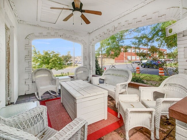Building Photo - Available August 8th! Updated 3 bedroom, 2...