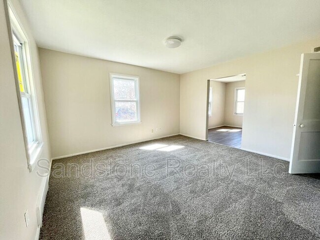 Building Photo - 954-960 N Central Dr