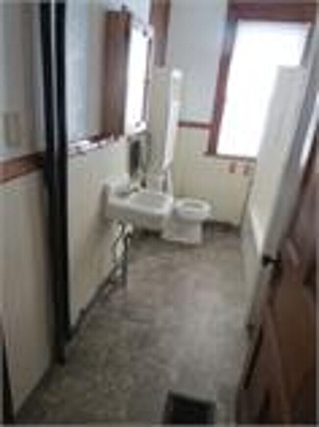 Building Photo - 612 W Elm St