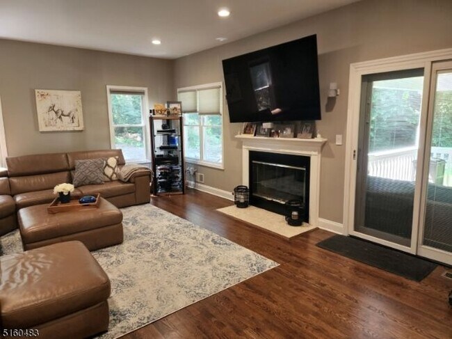 Building Photo - 11 Fox Hill Ln