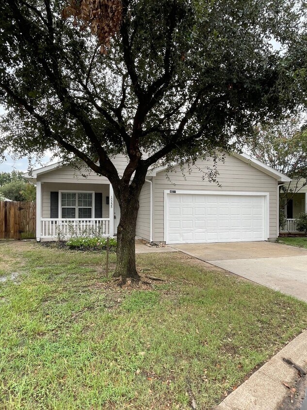 Foto principal - 10235 Berry Hill Ln
