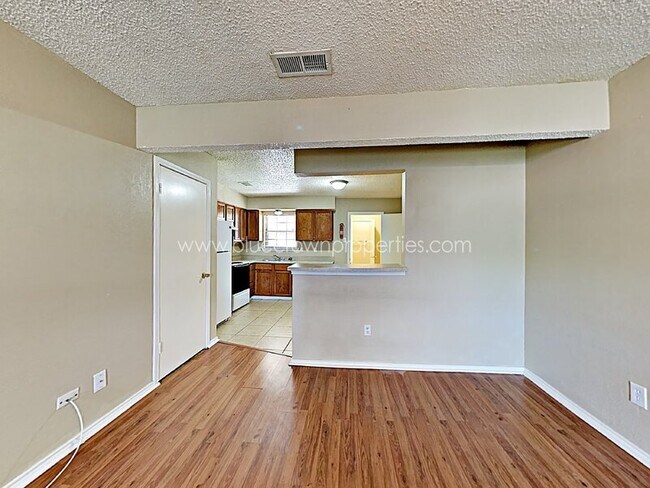 Foto del edificio - 648 S Rogers Rd