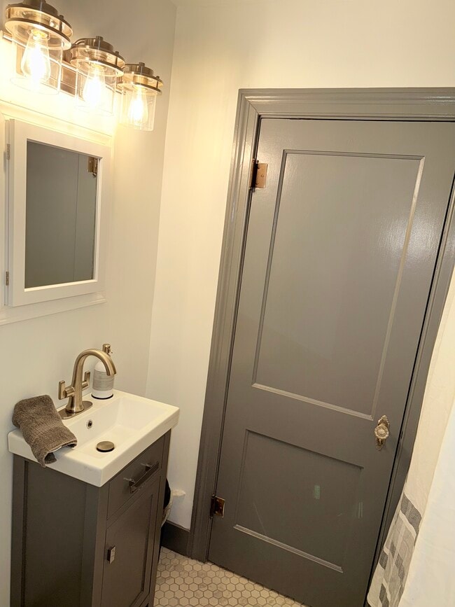 Building Photo - 612 W Washington St