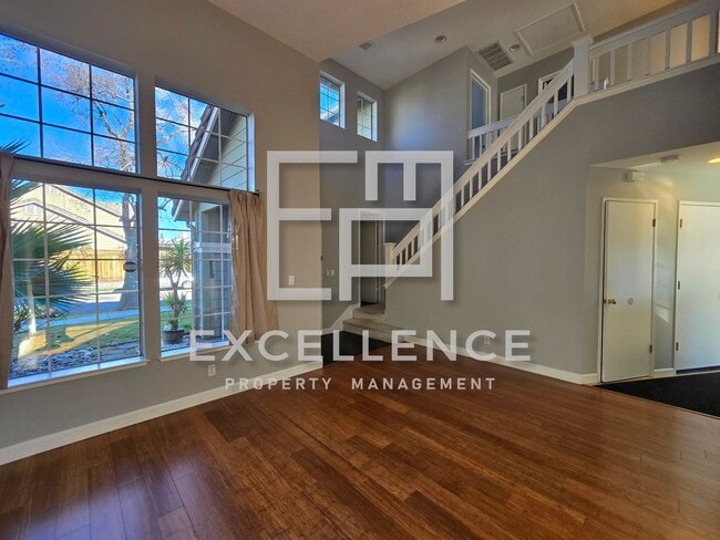 Foto del edificio - Beautiful 3/2 House Near Park With Laundry, High Ceilings, Yard and Pets Negotiable