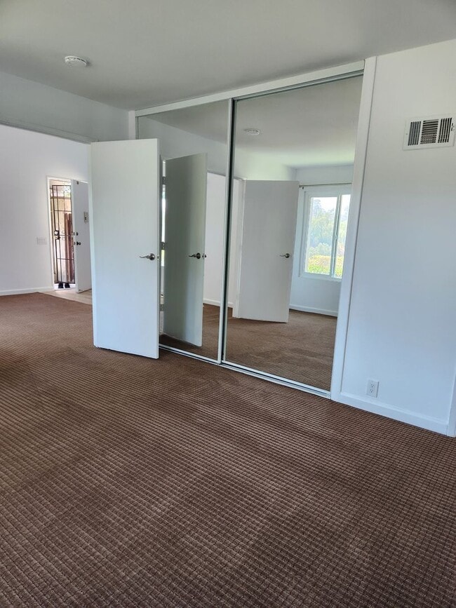 Building Photo - Tierrasanta 3 bed 2 ba Townhouse with Canyon View