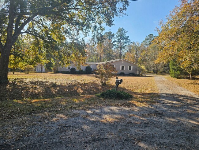 Building Photo - Lovely 3-Bedroom Home with Fenced Yard & R...