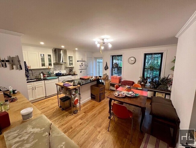 Foto del edificio - Fully Restored 3BR 2BA Brownstone Duplex w...