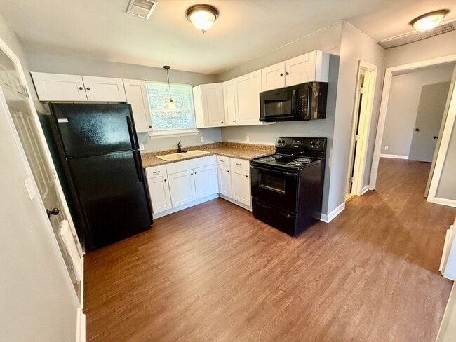 Building Photo - 2 Bedroom in Time for Fall! $1450