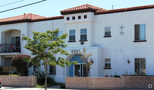 Building Photo - 6901 Laurel Canyon Blvd