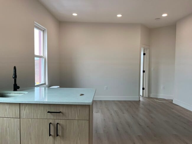Building Photo - 530 W Side Ave