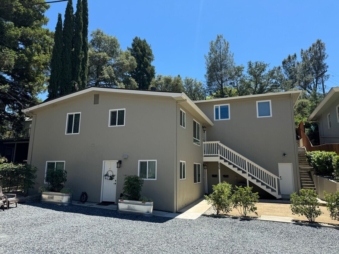 Primary Photo - NICE UPSTAIRS UNIT WITH 2 BED 1 BATH IN GR...