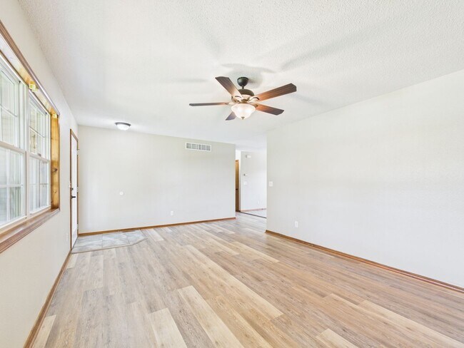 Foto del edificio - 24625 Spencer Rd