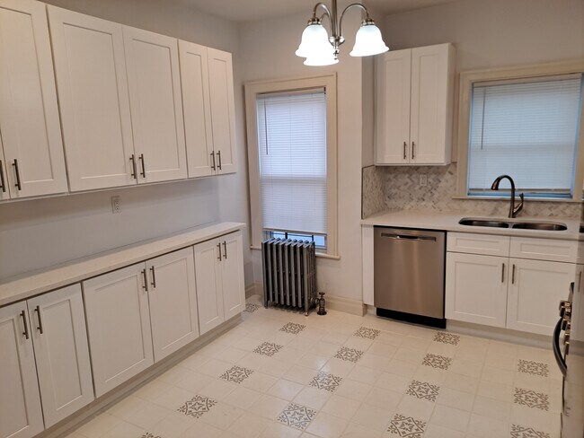 Kitchen Cabinets - 1315 Mcbride St