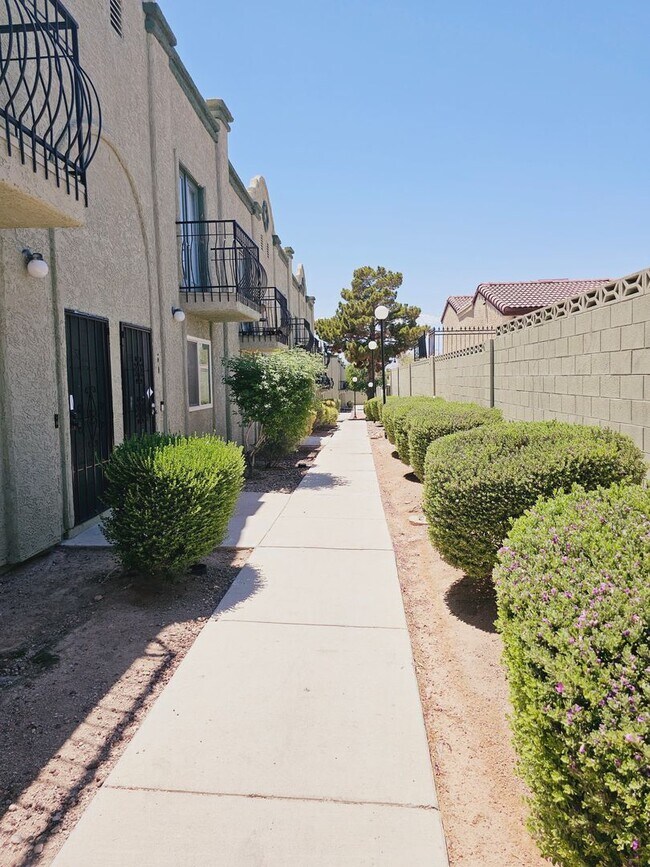 Building Photo - Like New! 2 bedroom townhome near Sunrise ...