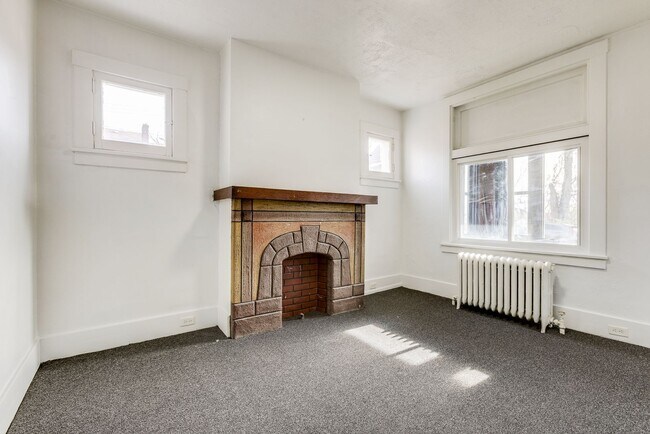 Building Photo - Available NOW Section 8 Property - Traditional style 4+ bed home w/ updated appliances & garage!