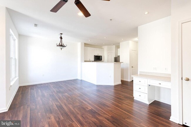 Building Photo - 400 Symphony Cir